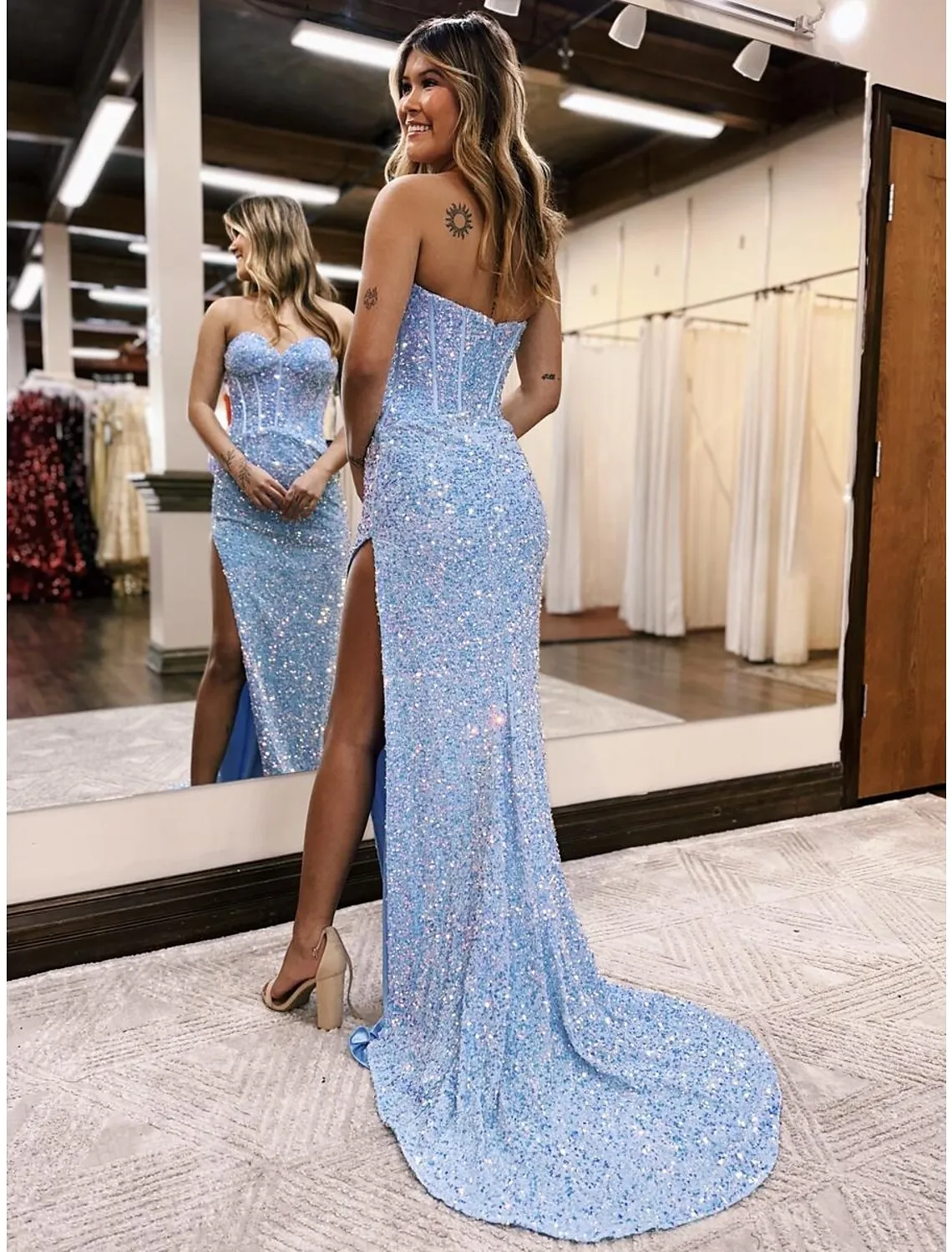 Luolandi Mermaid / Trumpet Prom Dresses Sparkle &amp; Shine Dress Formal Wedding Party Court Train Sleeveless Sweetheart Sequined Backless